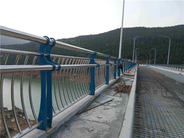 西藏不锈钢桥梁护栏的特点及其在桥梁安全中的重要作用