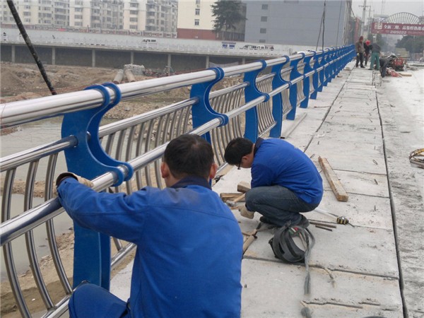 西藏不锈钢桥梁护栏除锈维护的重要性及其方法
